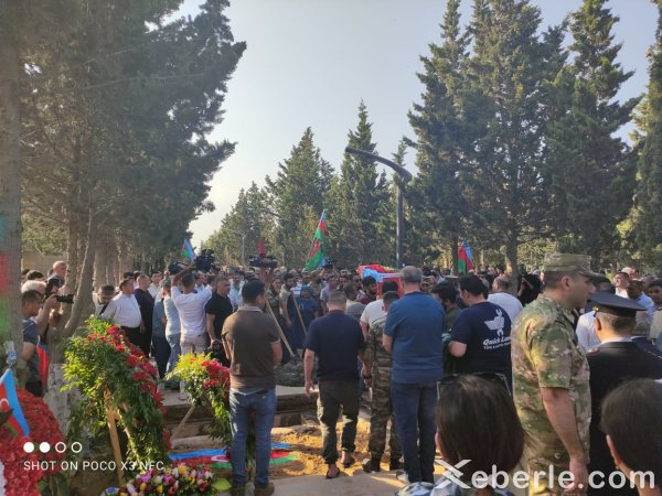 Laçında yol qəzasında həlak olan hərbçilər Sumqayıtda dəfn olunub - FOTO Laçında yol qəzasında həlak olan hərbçilər Sumqayıtda dəfn olunub - FOTO