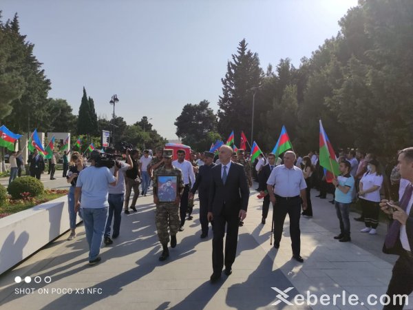 Laçında yol qəzasında həlak olan hərbçilər Sumqayıtda dəfn olunub - FOTO Laçında yol qəzasında həlak olan hərbçilər Sumqayıtda dəfn olunub - FOTO