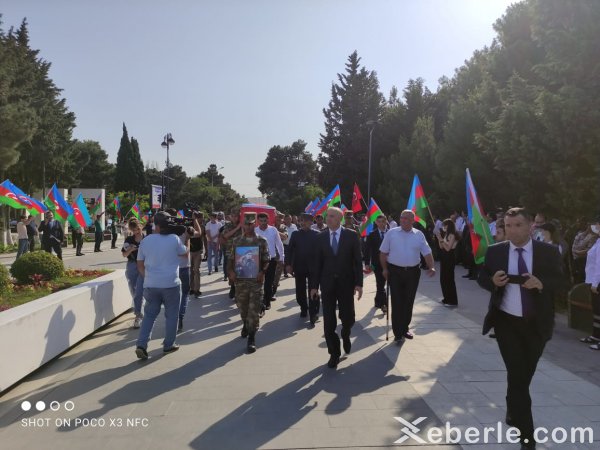Laçında yol qəzasında həlak olan hərbçilər Sumqayıtda dəfn olunub - FOTO Laçında yol qəzasında həlak olan hərbçilər Sumqayıtda dəfn olunub - FOTO