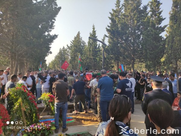 Laçında yol qəzasında həlak olan hərbçilər Sumqayıtda dəfn olunub - FOTO Laçında yol qəzasında həlak olan hərbçilər Sumqayıtda dəfn olunub - FOTO