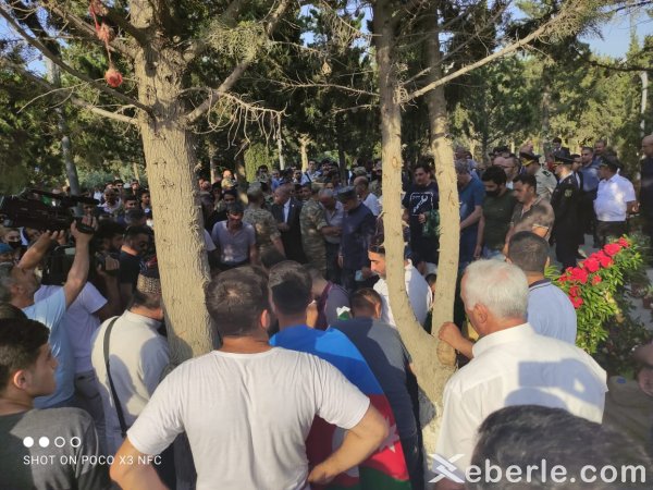 Laçında yol qəzasında həlak olan hərbçilər Sumqayıtda dəfn olunub - FOTO Laçında yol qəzasında həlak olan hərbçilər Sumqayıtda dəfn olunub - FOTO