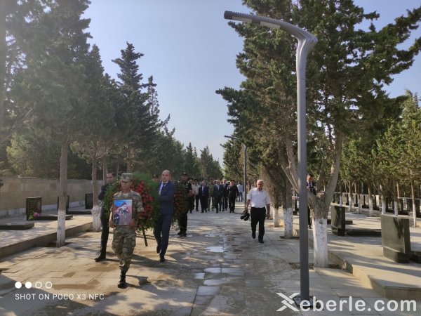 Laçında yol qəzasında həlak olan hərbçilər Sumqayıtda dəfn olunub - FOTO Laçında yol qəzasında həlak olan hərbçilər Sumqayıtda dəfn olunub - FOTO