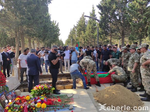 Laçında yol qəzasında həlak olan hərbçilər Sumqayıtda dəfn olunub - FOTO Laçında yol qəzasında həlak olan hərbçilər Sumqayıtda dəfn olunub - FOTO