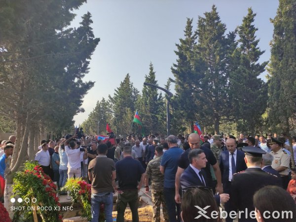 Laçında yol qəzasında həlak olan hərbçilər Sumqayıtda dəfn olunub - FOTO Laçında yol qəzasında həlak olan hərbçilər Sumqayıtda dəfn olunub - FOTO