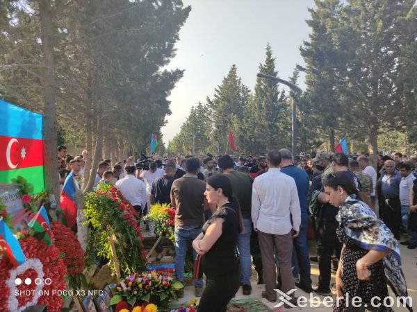 Laçında yol qəzasında həlak olan hərbçilər Sumqayıtda dəfn olunub - FOTO Laçında yol qəzasında həlak olan hərbçilər Sumqayıtda dəfn olunub - FOTO