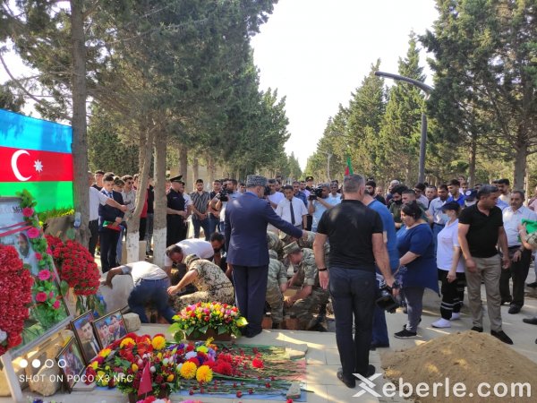 Laçında yol qəzasında həlak olan hərbçilər Sumqayıtda dəfn olunub - FOTO Laçında yol qəzasında həlak olan hərbçilər Sumqayıtda dəfn olunub - FOTO