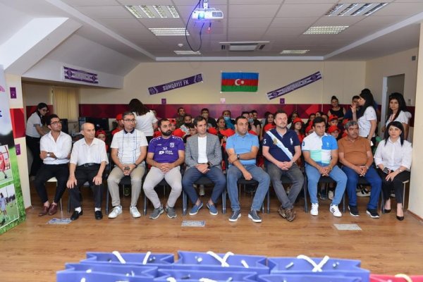 Sumqayıt məktəbliləri üçün keçirilən "Yay Futbol Düşərgəsi" layihəsinin birinci mərhələsi başa çatıb - FOTOLAR