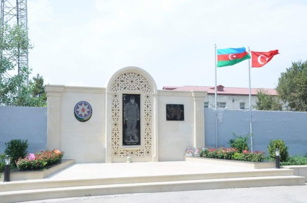 Sumqayıt Regional Mədəniyyət İdarəsinin kollektivi Milli Qəhrəman Polad Həşimovun ailəsini ziyarət ediblər -FOTOLAR