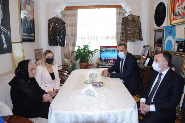 Sumqayıt Regional Mədəniyyət İdarəsinin kollektivi Milli Qəhrəman Polad Həşimovun ailəsini ziyarət ediblər -FOTOLAR