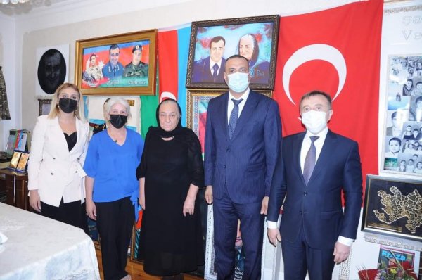 Sumqayıt Regional Mədəniyyət İdarəsinin kollektivi Milli Qəhrəman Polad Həşimovun ailəsini ziyarət ediblər -FOTOLAR