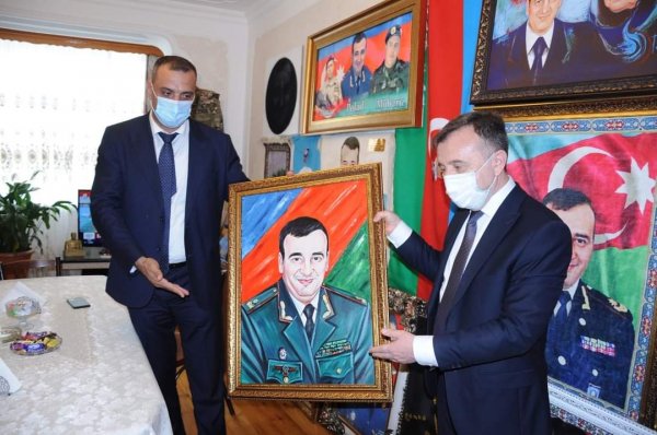 Sumqayıt Regional Mədəniyyət İdarəsinin kollektivi Milli Qəhrəman Polad Həşimovun ailəsini ziyarət ediblər -FOTOLAR