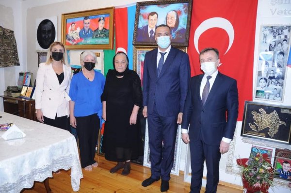 Sumqayıt Regional Mədəniyyət İdarəsinin kollektivi Milli Qəhrəman Polad Həşimovun ailəsini ziyarət ediblər -FOTOLAR