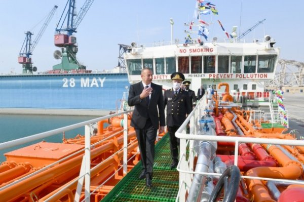 İlham Əliyev “Kəlbəcər” tankerinin istismara verilməsi mərasimində - FOTOLAR