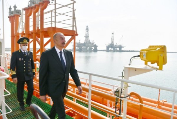İlham Əliyev “Kəlbəcər” tankerinin istismara verilməsi mərasimində - FOTOLAR