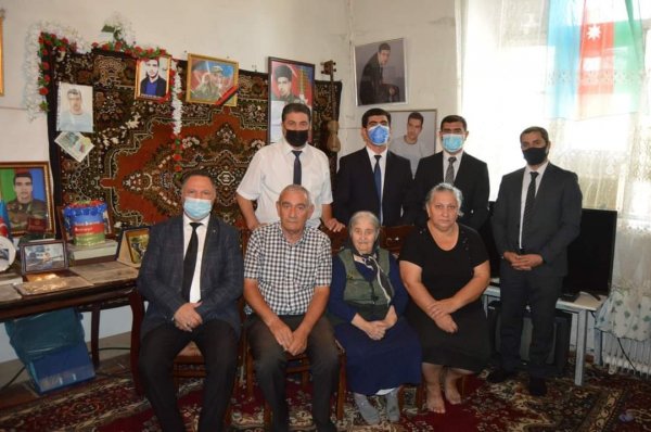 Aprel şəhidinin ailəsinə ziyarət edilib - FOTOLAR Aprel şəhidinin ailəsinə ziyarət edilib - FOTOLAR