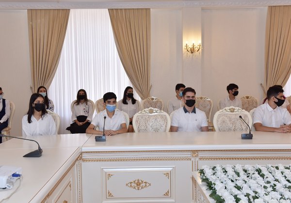Zakir Fərəcov yüksək bal toplayan məzunlarla görüşdü – FOTOLAR