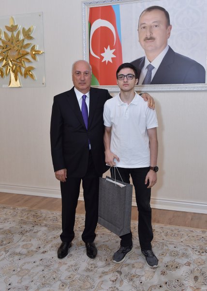Zakir Fərəcov yüksək bal toplayan məzunlarla görüşdü – FOTOLAR