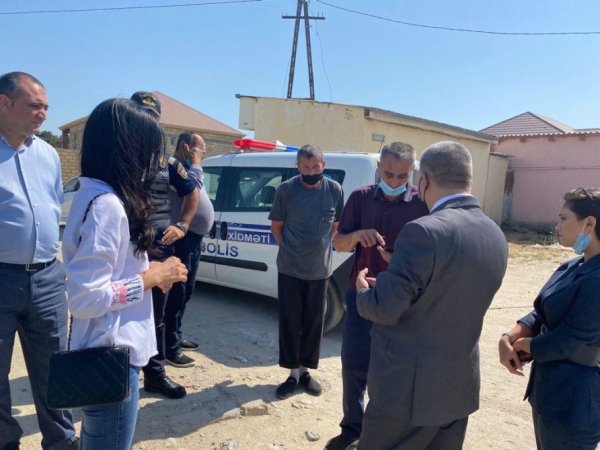 Müşfiq Məmmədli Sumqayıtın gənc fəalları ilə birgə maarifləndirici söhbət aparır - FOTO