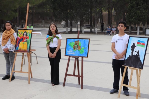 Sumqayıtda 44 günlük Vətən müharibəsinə həsr edilmiş “Gənc Qalib” adlı rəsm sərgisi keçirilib - FOTOLAR