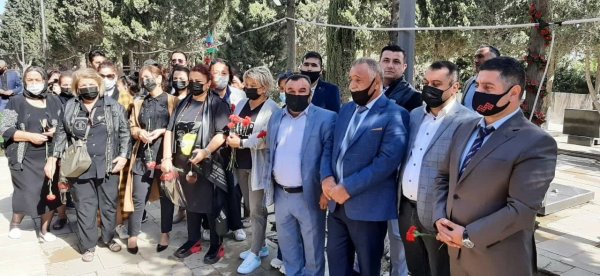 Sumqayıtda incəsənət məktəbinin kollektivi şəhidlərin xatirəsini anıblar -FOTOLAR
