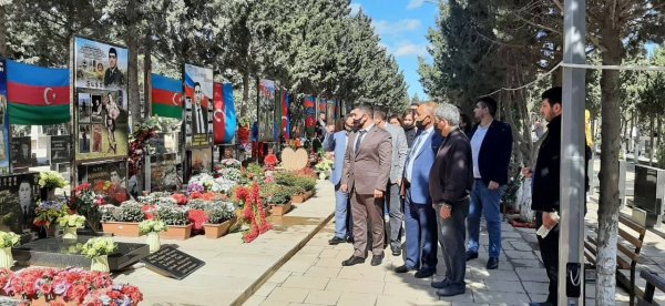 Sumqayıtda incəsənət məktəbinin kollektivi şəhidlərin xatirəsini anıblar -FOTOLAR