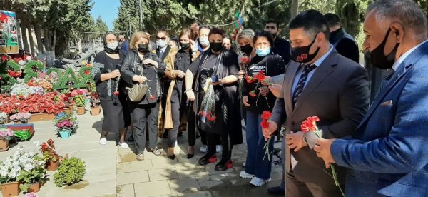 Sumqayıtda incəsənət məktəbinin kollektivi şəhidlərin xatirəsini anıblar -FOTOLAR