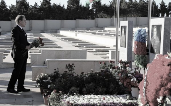 ABŞ səfiri Qarabağ şəhidlərini yad edib - FOTO