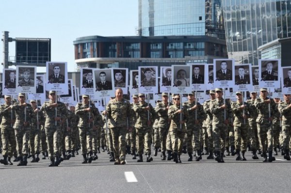 Prezidentlə xanımının iştirakı ilə yürüş keçirildi - FOTOLAR