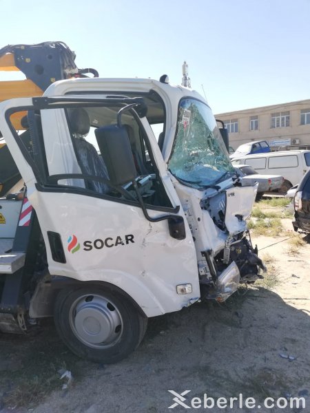 Sumqayıtda kran minik avtomobilini vurub, 6 nəfər xəsarət alıb - FOTOLAR