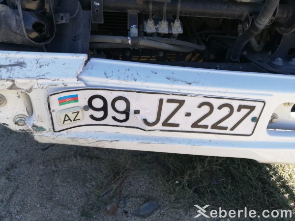 Sumqayıtda kran minik avtomobilini vurub, 6 nəfər xəsarət alıb - FOTOLAR