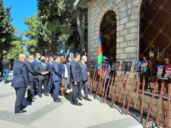 Sumqayıtda deputatlar şəhidlərimizin xatirəsini yad ediblər - FOTO