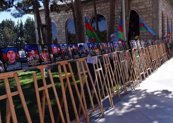 Sumqayıtda deputatlar şəhidlərimizin xatirəsini yad ediblər - FOTO