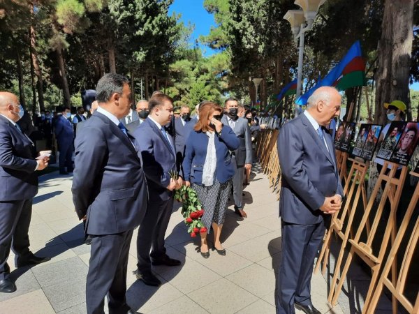 Sumqayıtda deputatlar şəhidlərimizin xatirəsini yad ediblər - FOTO