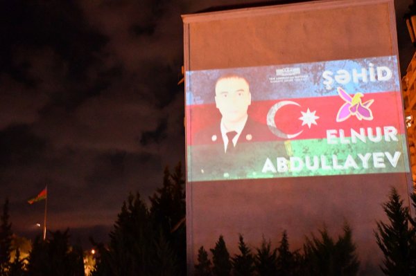 Sumqayıtda 115 şəhidin fotosu binanın üzərinə proyeksiya olundu - FOTOLAR