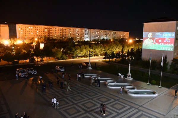 Sumqayıtda 115 şəhidin fotosu binanın üzərinə proyeksiya olundu - FOTOLAR