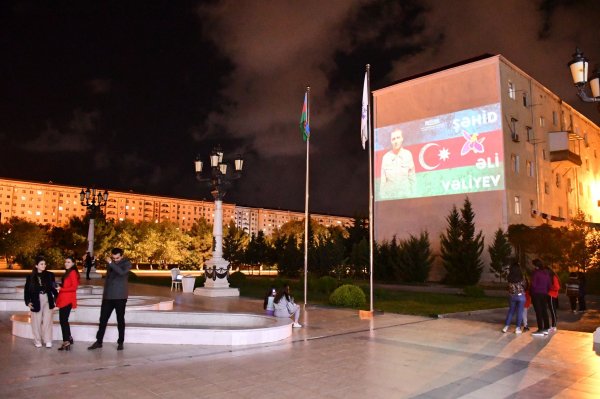 Sumqayıtda 115 şəhidin fotosu binanın üzərinə proyeksiya olundu - FOTOLAR