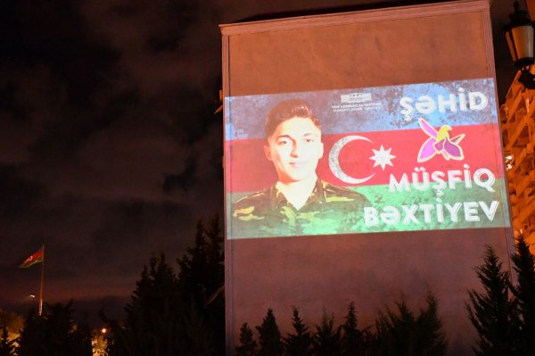 Sumqayıtda 115 şəhidin fotosu binanın üzərinə proyeksiya olundu - FOTOLAR