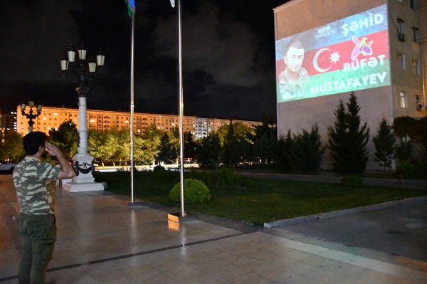 Sumqayıtda 115 şəhidin fotosu binanın üzərinə proyeksiya olundu - FOTOLAR