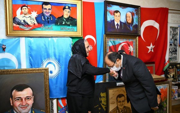Türkiyə səfiri Sumqayıtda Polad Həşimovun anasını ziyarət etdi - Fotolar