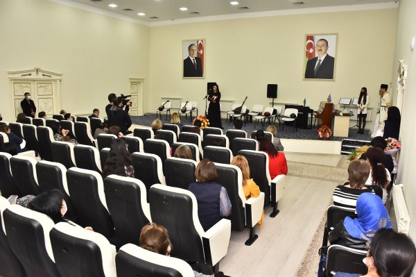 Sumqayıtda rəis müəllimləri təltif etdi - FOTOLAR