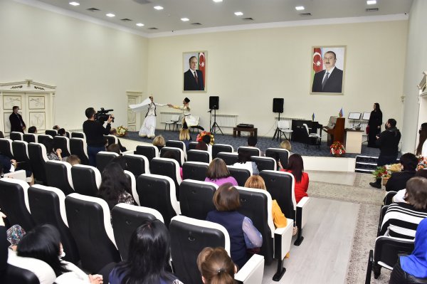 Sumqayıtda rəis müəllimləri təltif etdi - FOTOLAR