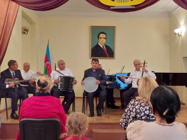 Sumqayıtda rəis müəllimləri təltif etdi - FOTOLAR