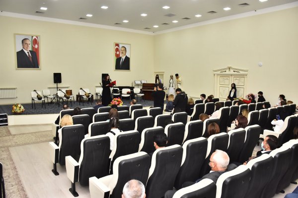 Sumqayıtda rəis müəllimləri təltif etdi - FOTOLAR
