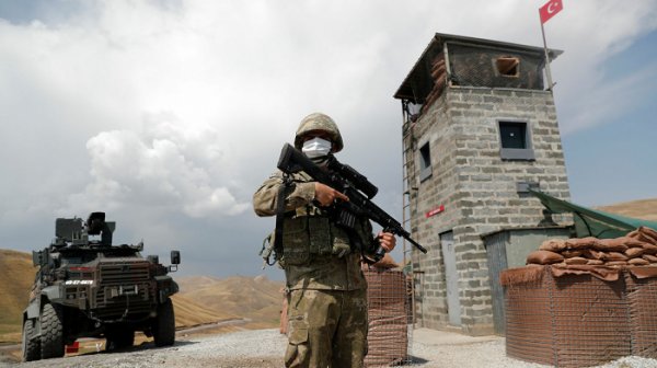 Türkiyə İran yük maşınları üçün sərhədi bağladı Türkiyə İran yük maşınları üçün sərhədi bağladı