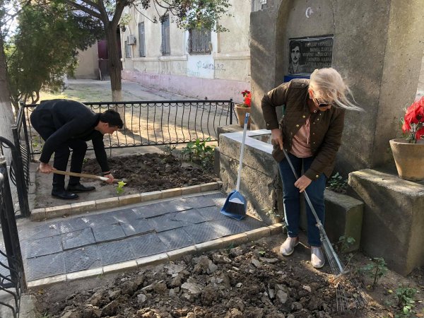 Sumqayıtda baxımsız vəziyyətdə olan şəhid abidələri abadlaşdırılır -FOTOLAR