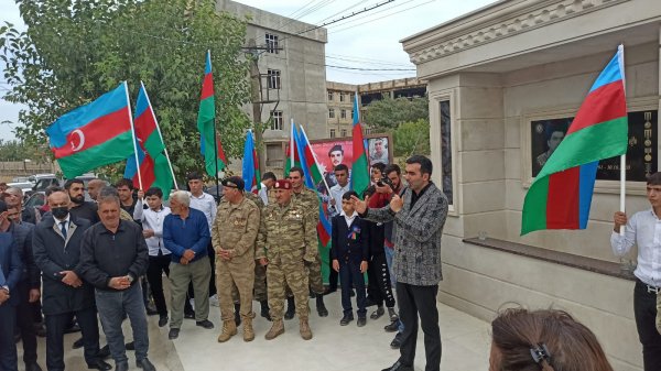 Sumqayıtda şəhid Azər Salmanovun barelyefinin açılışı olub - FOTOLAR Sumqayıtda şəhid Azər Salmanovun barelyefinin açılışı olub - FOTOLAR
