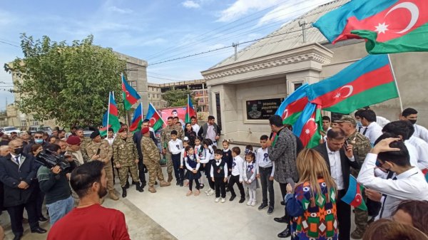 Sumqayıtda şəhid Azər Salmanovun barelyefinin açılışı olub - FOTOLAR Sumqayıtda şəhid Azər Salmanovun barelyefinin açılışı olub - FOTOLAR
