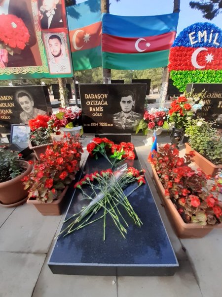 Deputat Hicran Hüseynova şəhidin xatirəsini andı - FOTO