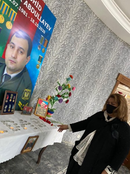 Hicran Hüseynova şəhidin il mərasimində iştirak edib - FOTO Hicran Hüseynova şəhidin il mərasimində iştirak edib - FOTO