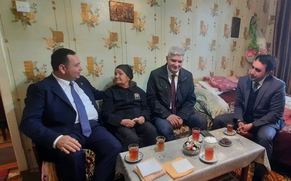Sumqayıtda Əlaqələndirmə Mərkəzinin üzvləri şəhid anasını ziyarət etdi - FOTO